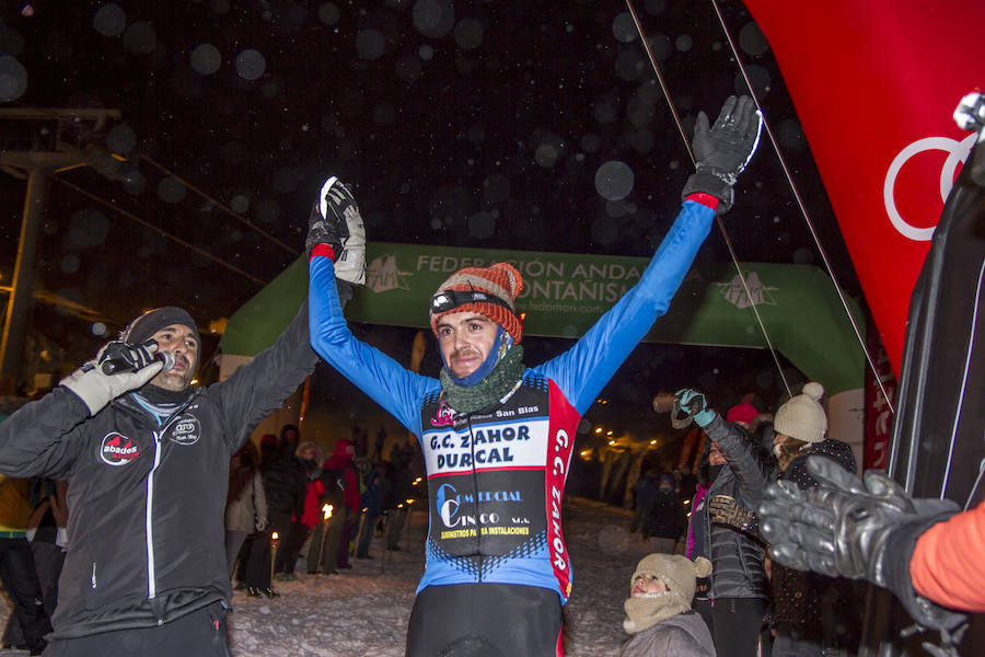 Ochocientos participantes han participado en el Campeonato de España de Snow Running. La prueba, que ha comenzado a las seis y media de la tarde en Pradollano, ha constado de doce kilómetros y medio y ha tenido un desnivel acumulado de más de novecientos metros. El evento se ha disputado simultáneamente con la actividad de esquí nocturno de los sábados en la pista de El Río. Un año más, el número de participantes ha vuelto a incrementarse y muy especialmente el apartado femenino, que ha contado con 128 corredoras