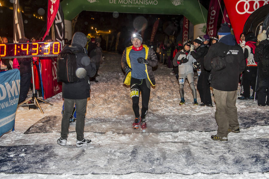 Ochocientos participantes han participado en el Campeonato de España de Snow Running. La prueba, que ha comenzado a las seis y media de la tarde en Pradollano, ha constado de doce kilómetros y medio y ha tenido un desnivel acumulado de más de novecientos metros. El evento se ha disputado simultáneamente con la actividad de esquí nocturno de los sábados en la pista de El Río. Un año más, el número de participantes ha vuelto a incrementarse y muy especialmente el apartado femenino, que ha contado con 128 corredoras