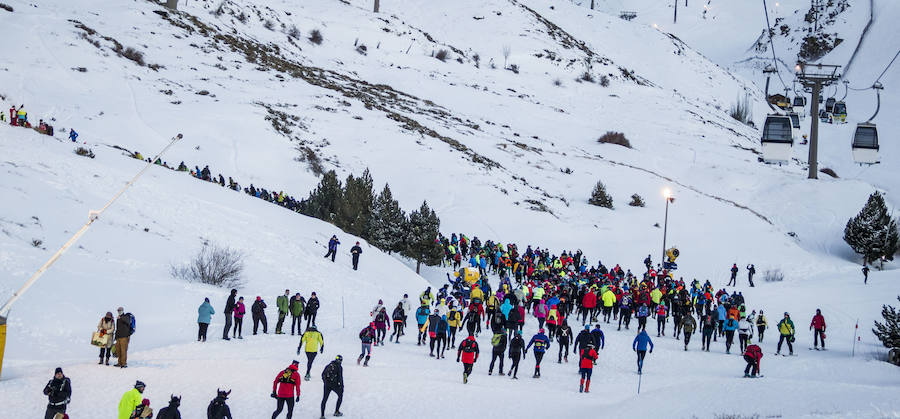 Ochocientos participantes han participado en el Campeonato de España de Snow Running. La prueba, que ha comenzado a las seis y media de la tarde en Pradollano, ha constado de doce kilómetros y medio y ha tenido un desnivel acumulado de más de novecientos metros. El evento se ha disputado simultáneamente con la actividad de esquí nocturno de los sábados en la pista de El Río. Un año más, el número de participantes ha vuelto a incrementarse y muy especialmente el apartado femenino, que ha contado con 128 corredoras