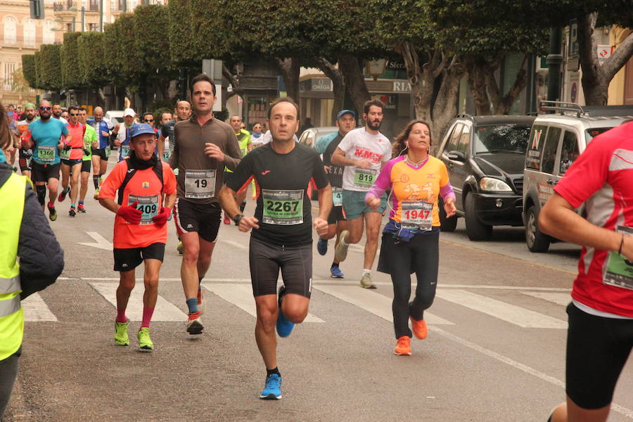 Han invertido 1 hora, 3 minutos y 30 segundos y 1.17:18, respectivamente, en recorrer los 21.097 metros en una prueba con más de 4.600 participantes