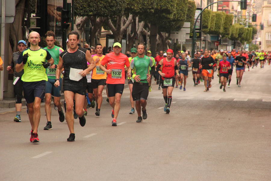 Han invertido 1 hora, 3 minutos y 30 segundos y 1.17:18, respectivamente, en recorrer los 21.097 metros en una prueba con más de 4.600 participantes