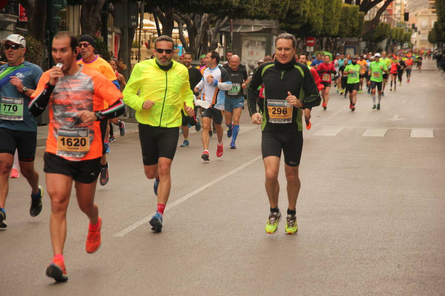 Han invertido 1 hora, 3 minutos y 30 segundos y 1.17:18, respectivamente, en recorrer los 21.097 metros en una prueba con más de 4.600 participantes