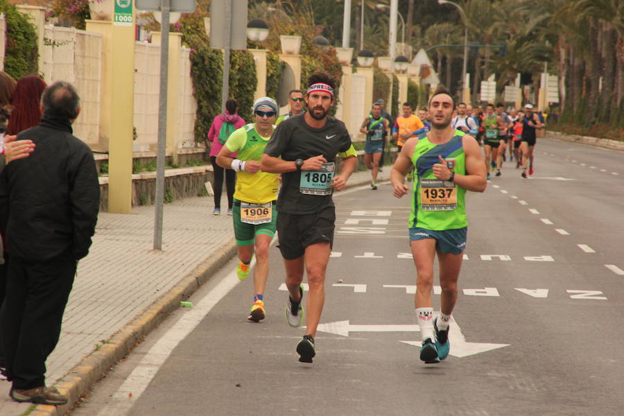 Han invertido 1 hora, 3 minutos y 30 segundos y 1.17:18, respectivamente, en recorrer los 21.097 metros en una prueba con más de 4.600 participantes