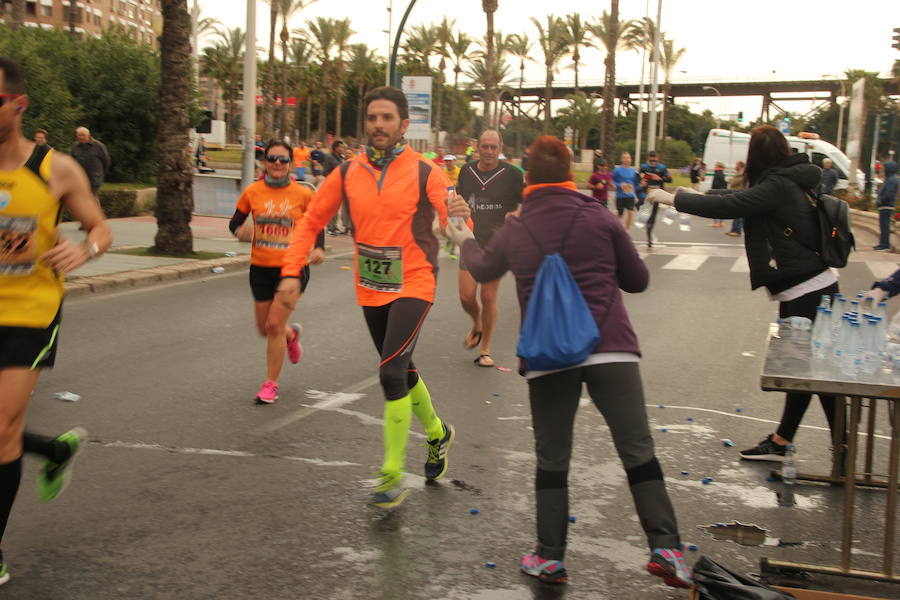 Han invertido 1 hora, 3 minutos y 30 segundos y 1.17:18, respectivamente, en recorrer los 21.097 metros en una prueba con más de 4.600 participantes