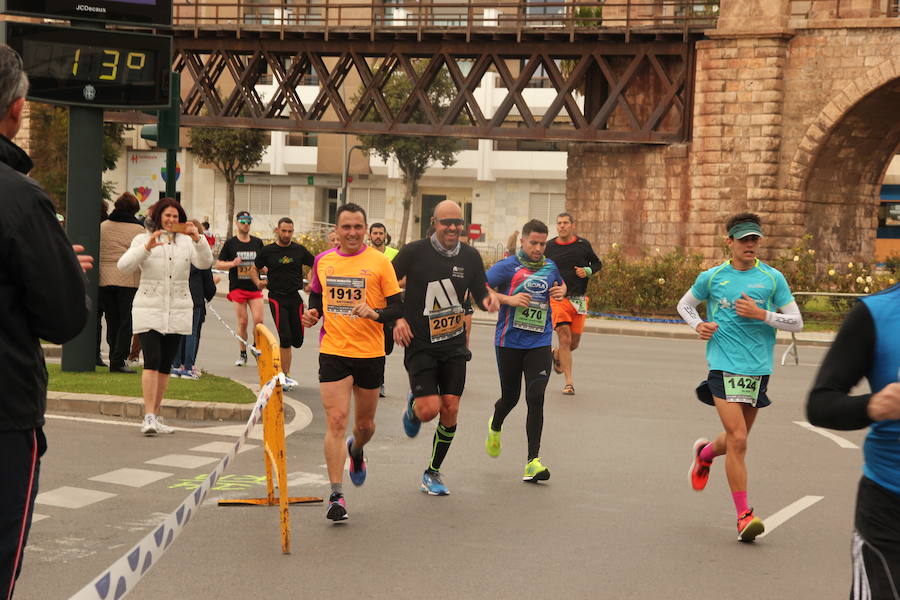 Han invertido 1 hora, 3 minutos y 30 segundos y 1.17:18, respectivamente, en recorrer los 21.097 metros en una prueba con más de 4.600 participantes