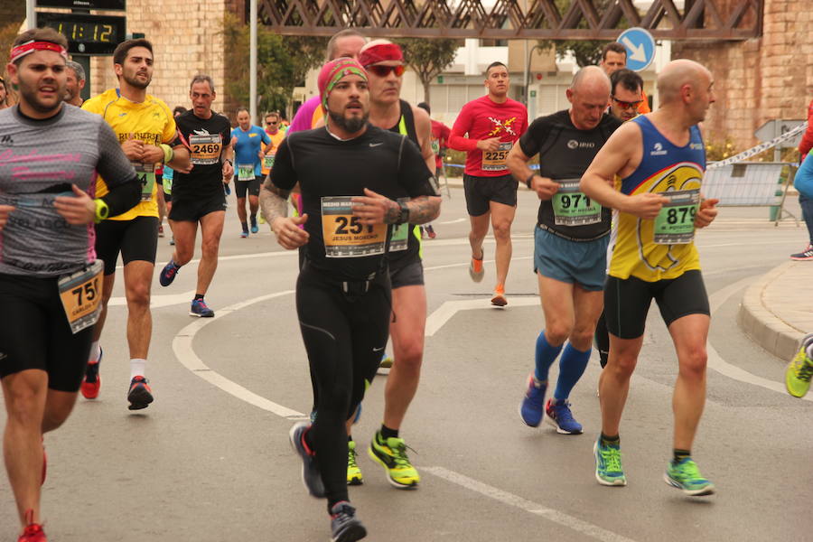 Han invertido 1 hora, 3 minutos y 30 segundos y 1.17:18, respectivamente, en recorrer los 21.097 metros en una prueba con más de 4.600 participantes