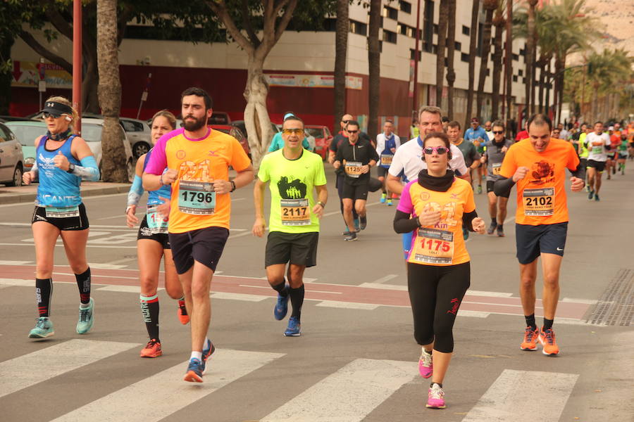 Han invertido 1 hora, 3 minutos y 30 segundos y 1.17:18, respectivamente, en recorrer los 21.097 metros en una prueba con más de 4.600 participantes