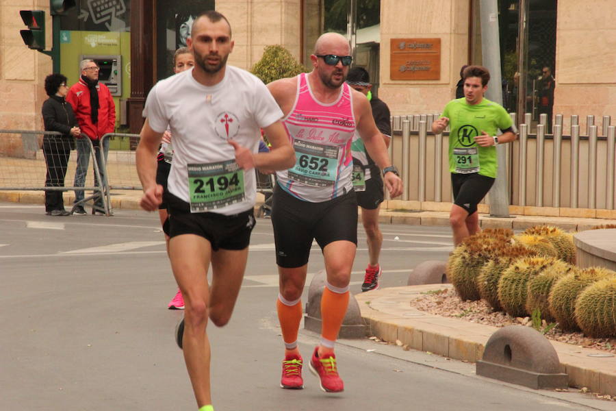 Han invertido 1 hora, 3 minutos y 30 segundos y 1.17:18, respectivamente, en recorrer los 21.097 metros en una prueba con más de 4.600 participantes