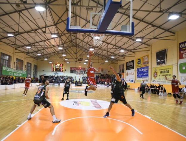 Carlos Corts convierte una bandeja en el partido jugado en el pabellón de Morón de la Frontera. 