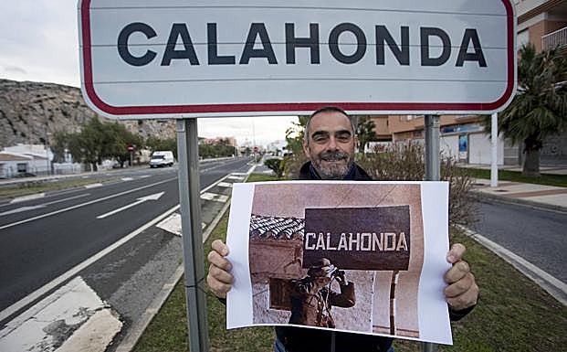 Fernando Alcalde, autor de la investigación, posa para IDEAL con la foto del miliciano del cartel de Calahonda en la localidad donde se tomó. 