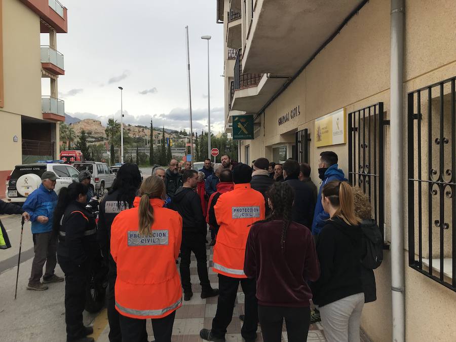 Patrullas con decenas de vecinos voluntarios siguen apoyando a las fuerzas de seguridad que mantienen en Salobreña una desesperada búsqueda por tierra, mar y aire