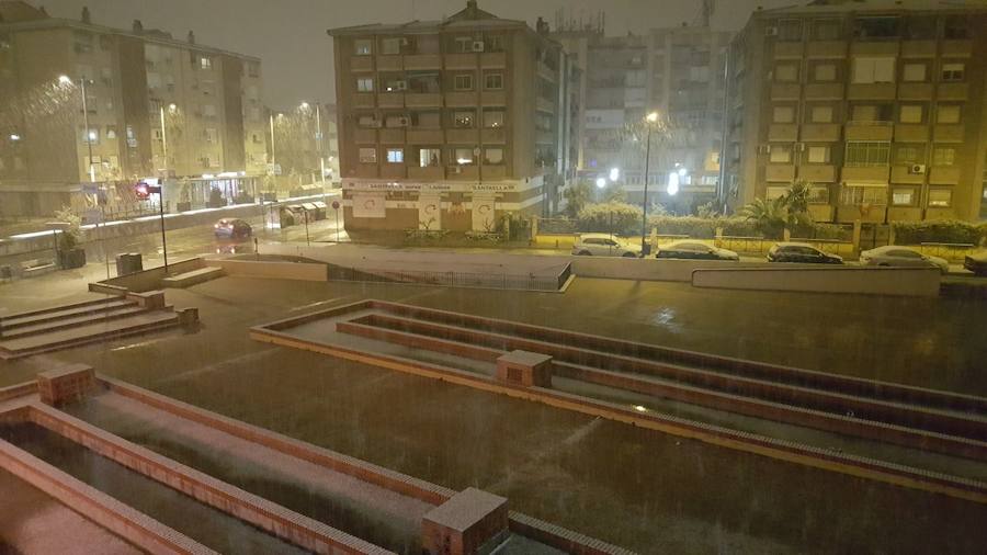 La nieve empieza a complicar la circulación en la A-92 por Loja y está cerrado el Puerto de la Mora