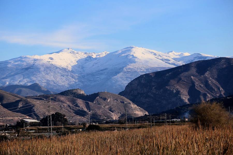 Así se ve la Sierra desde la desembocadura del Guadalfeo.