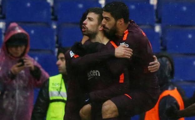 Luis Suárez abraza a Gerard Piqué mientras el central se dirige a la grada de Cornellà-El Prat. 