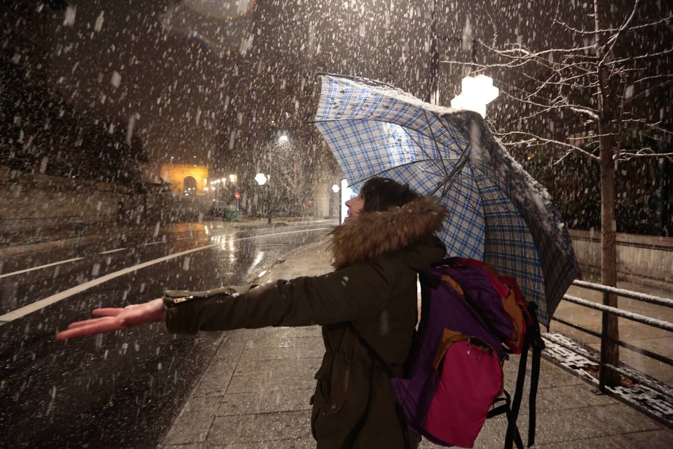 La nieve empieza a complicar la circulación en la A-92 por Loja y está cerrado el Puerto de la Mora