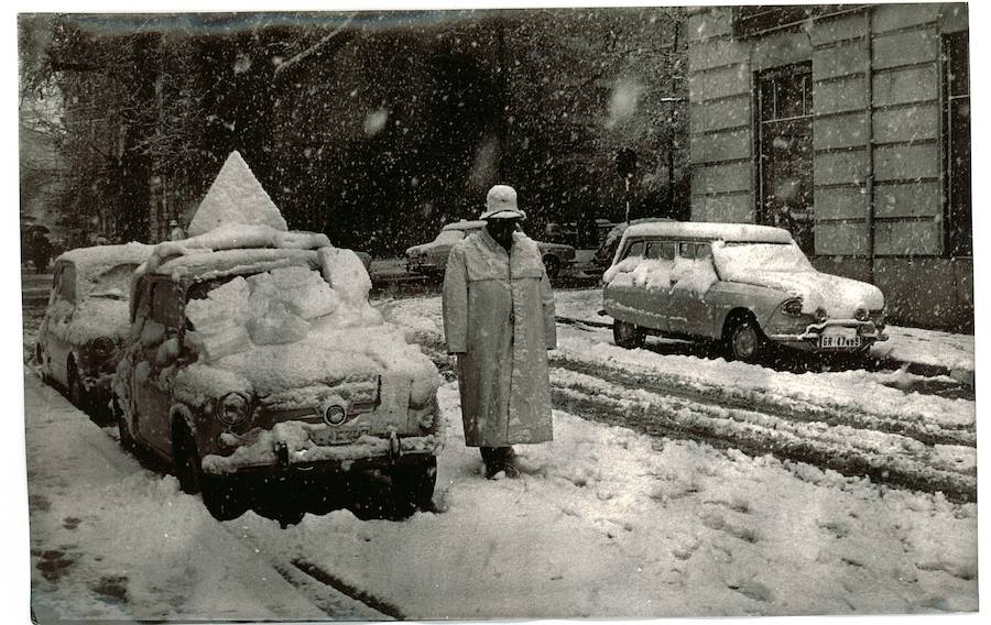 Un guardia urbano resiste impertérrito a un nevada en el año 1971. Torres Molina/Archivo de Ideal. 