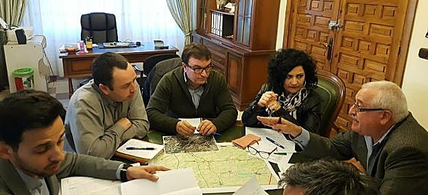 Representantes del Ayuntamiento, la Junta y Endesa en la reunión. 