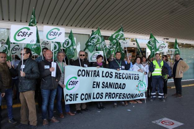 Miembros de CSIF se concentraron ayer a las puertas del Hospital de Torrecárdenas para protestar por la «precariedad» en la sanidad. 