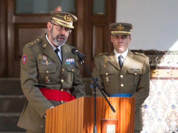 El general Miguel Ballenilla y García de Gamarra interviene durante el acto. 