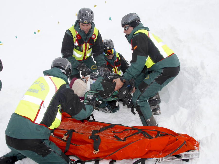 La Guardia Civil realizó un espectacular simulacro de rescate en avalancha al que asistieron aspirantes a profesor de esquí 