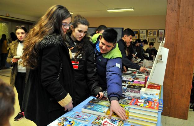 El salón de actos vuelve a albergar la concurrida feria del libro del IES Cástulo. 