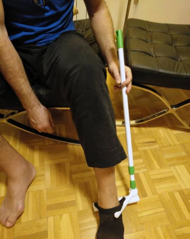 Expertos de la UJA patentan un dispositivo que permite a las personas mayores colocarse los calcetines sin inclinarse