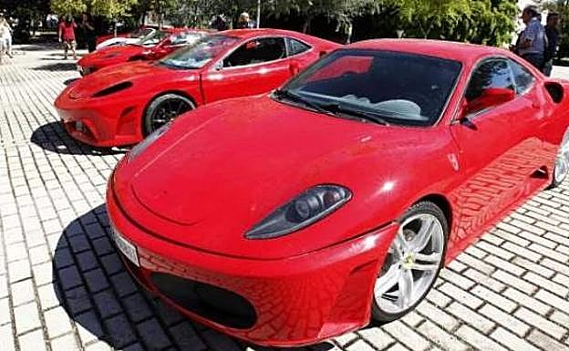 Condenan a un divorciado a pagar 4.000 euros de pensión tras probarse su alto tren de vida, con Ferrari incluido