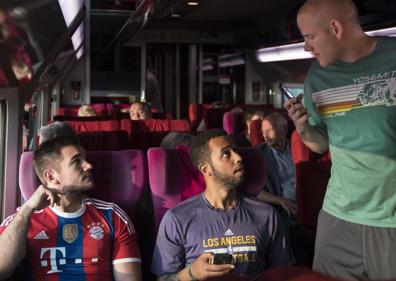 Imagen secundaria 1 - (De arriba a abajo) Clint Eastwood con los protagonistas | Los protagonistas, en una escena | Cartel de la película.