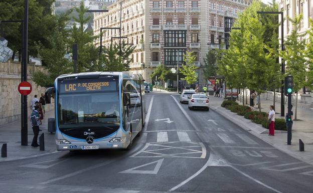 Competencia es partidaria de que Uber y Cabify utilicen en Granada el carril bus como los taxis