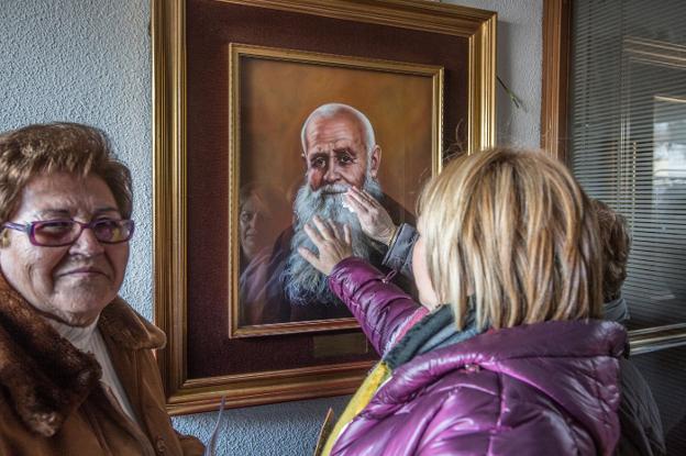 Tres devotas del beato en la cripta donde ayer se congregaron miles de fieles.