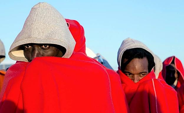 Trasladan a Motril a las 45 personas que llegaron a la isla de Alborán este viernes en una patera