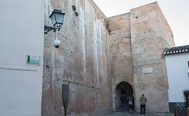 A la izquierda, la cámara instalada frente al arco de las Pesas. 