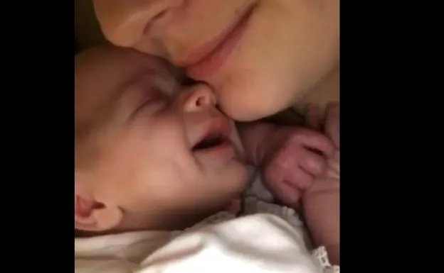 El tierno gesto de este bebé al sentir los labios de su madre enamora a la Red