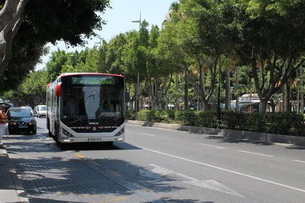 Un autobús de la línea 7 de Surbús, entre La Goleta y Los Almendros, se dirige a una de las paradas que mantiene en la Rambla.