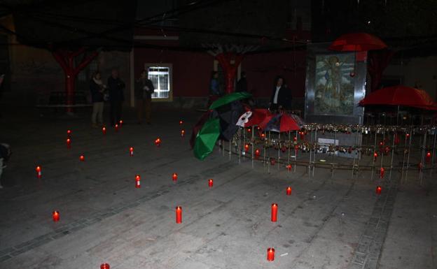 Decenas de velas rojas fueron utilizadas por los vecinos para mostrar su indignación frente al destrozo causado horas antes, en la madrugada del domingo, por los vándalos.