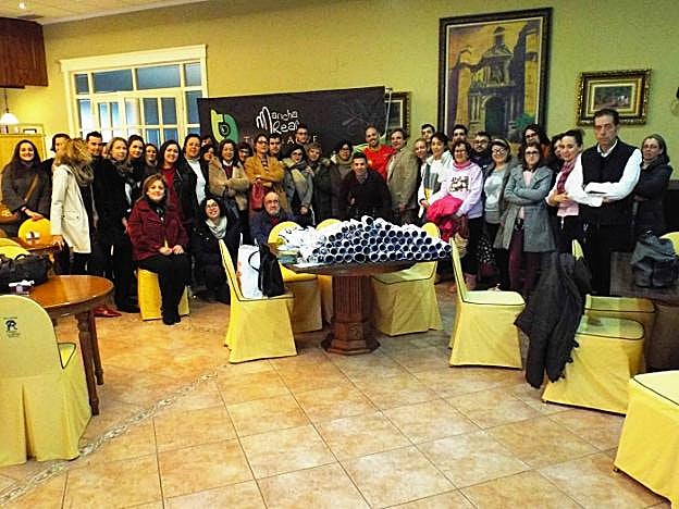 Foto de familia de los participantes en el curso sobre el uso de los AOVE. 