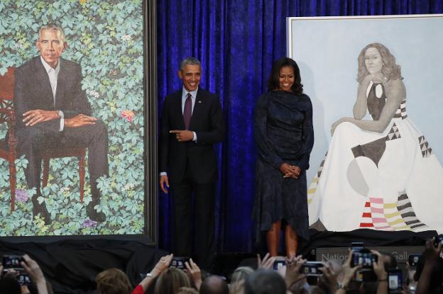 El retrato oficial de los Obama borra la sonrisa de Michelle