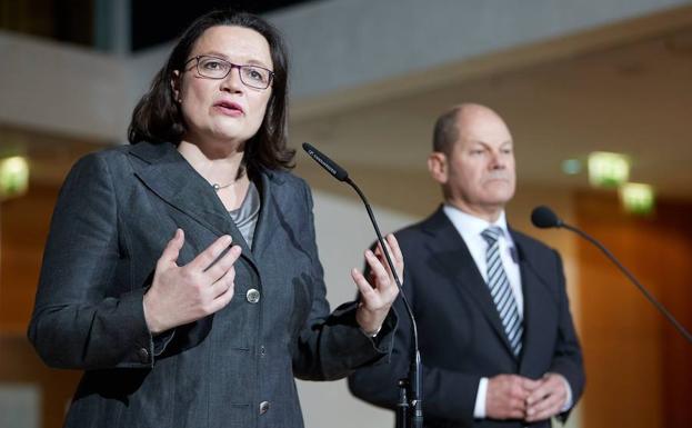 Nahles (i) ofrece una rueda de prensa en la sede del SPD de Berlín. 