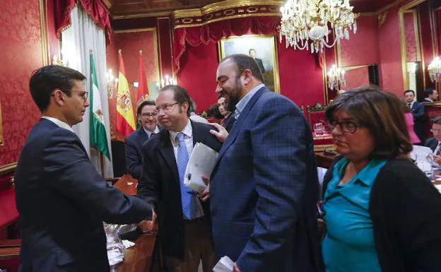 Puentedura saluda a Francisco Ledesma, investigado en el 'Caso Serrallo' y al alcalde Francisco Cuenca.