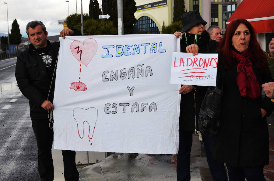 Medio centenar de personas se concentraron en las puertas de iDental