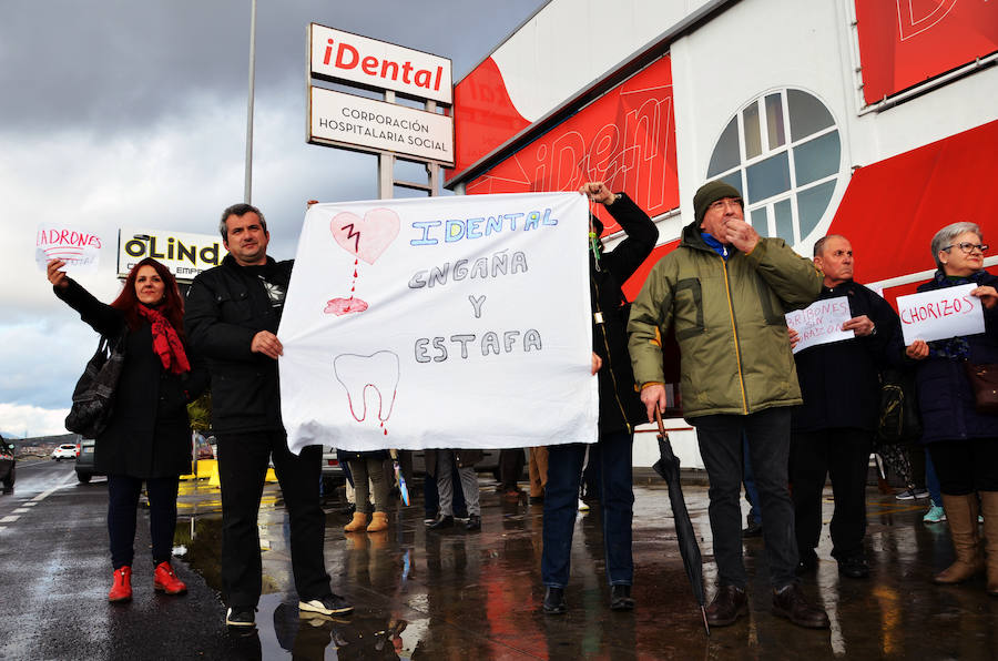 Medio centenar de personas se concentraron en las puertas de iDental