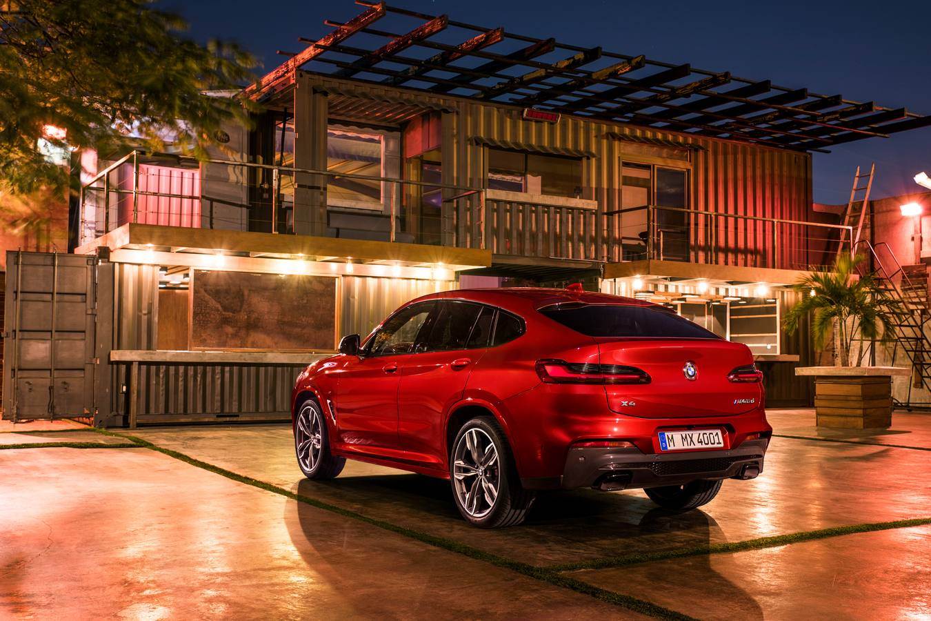 BMW renueva el X4. El nuevo modelo aporta una dinámica de conducción mejorada, un diseño que acentúa el carácter deportivo y añade sistemas de asistencia de última generación y tecnologías de conectividad.