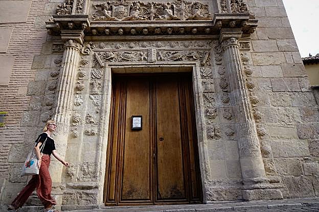 Fachada de la Casa de Castril, sede del Museo Arqueológico de Granada.
