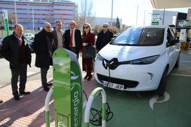 Un vehículo eléctrico realiza una recarga en el primer punto público instalado en la capital. 