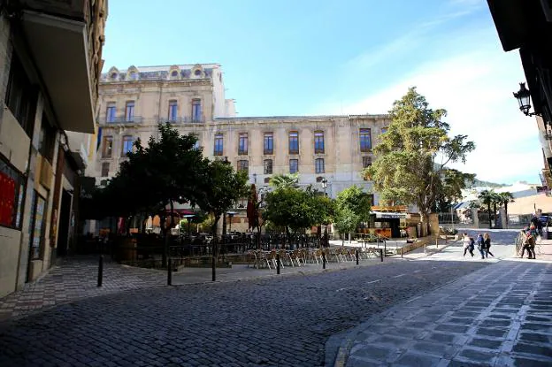 La plaza del Pósito en la actualidad, con zona para aparcar que ya no se usará. 