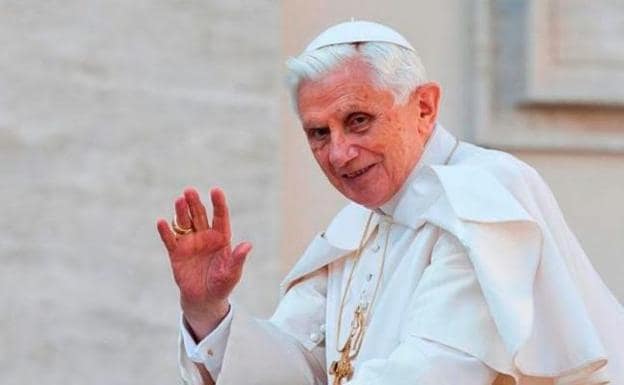 Inquieta la salud de Benedicto XVI: «Sufre una enfermedad paralizante»