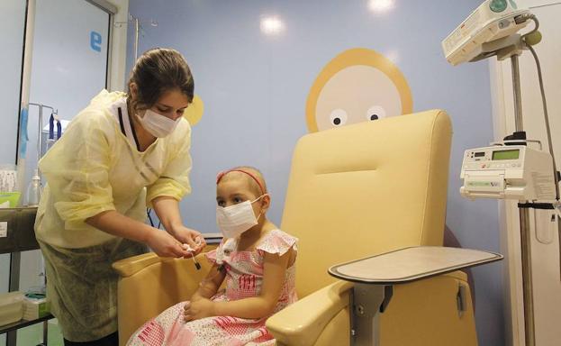 Una niña, se somete a un tratamiento en una sala de oncología.