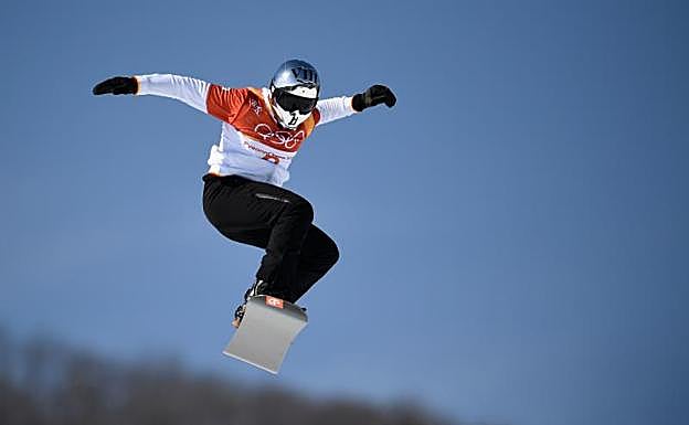Regino Hernández, sobre su tabla.