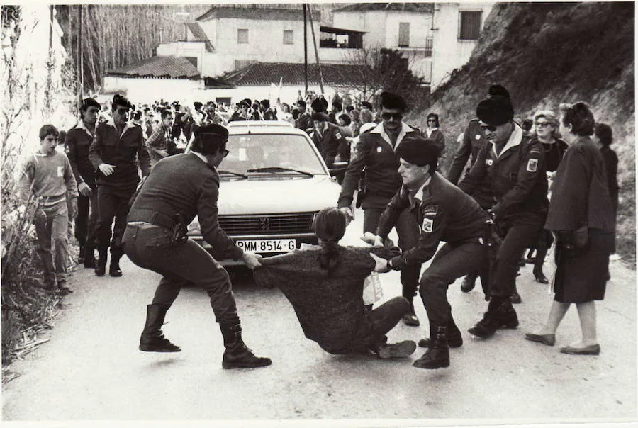 Agentes de la policía nacional reprimen la manifestación de un grupo de ciudadanos que mostraban su rechazo al proyecto de circunvalación de Granada duranta la visita del ministro de Obras Públicas Javier Sáez de Cosculluela al pantano de Canales.24 de marzo de 1988