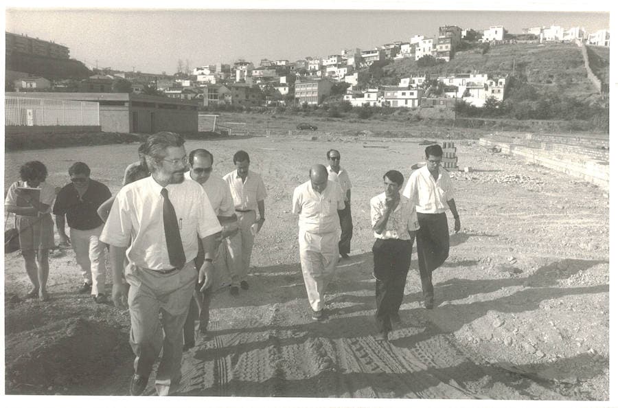 El alcalde Antonio Jara en una visita al terreno de la circunvalación que conectará con la zona sur, en Bola de Oro.28 de julio de 1989